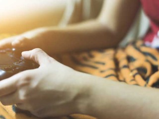 直男求生欲真强，女票口红色号全都嵌进键盘 