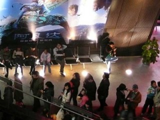 晶茂垮塌，分众“割肉”，映前广告江湖的“至暗时刻” 